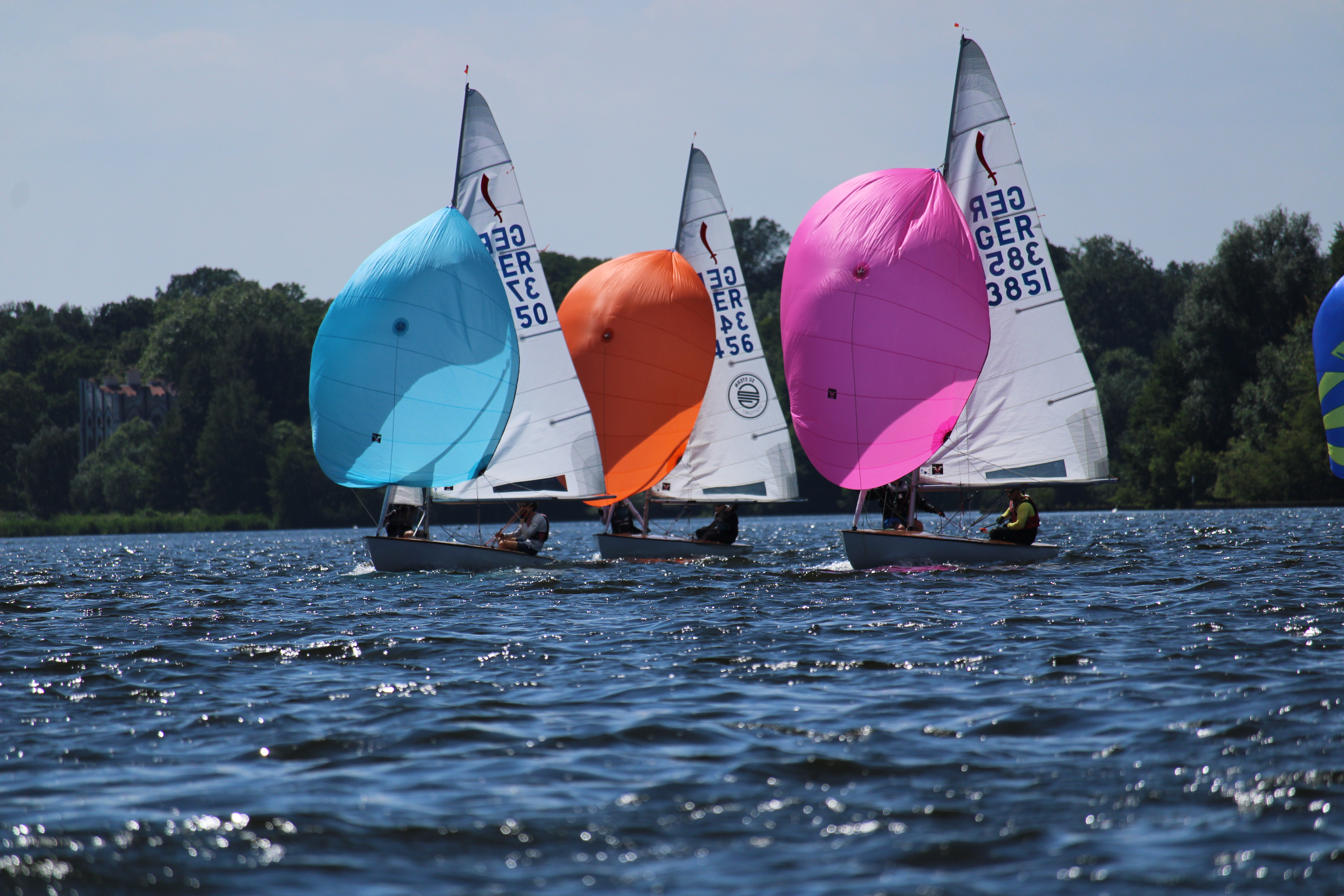 Korsar-Regatten mit bunten Spinnakern auf dem See